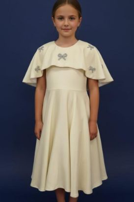 صورة فستان ذهبي مزين بفينكات لؤلؤية على الصدر